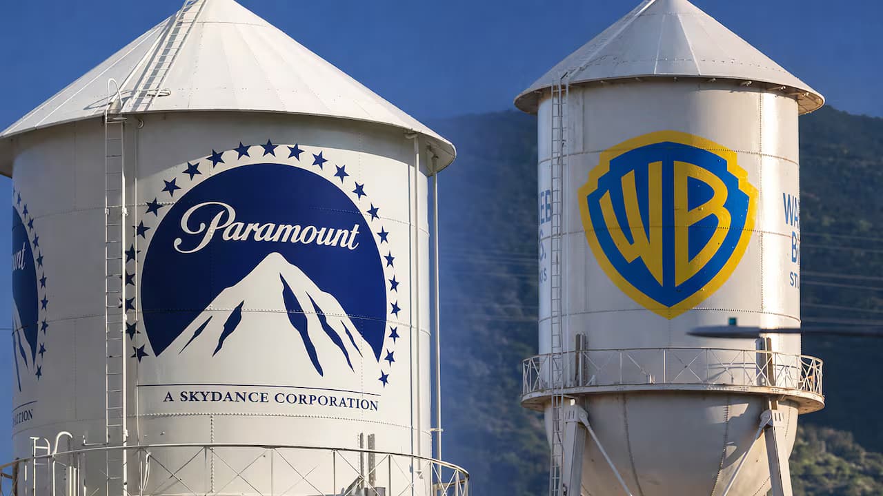 Torres de agua de los estudios de Paramount y Warner Bros en California