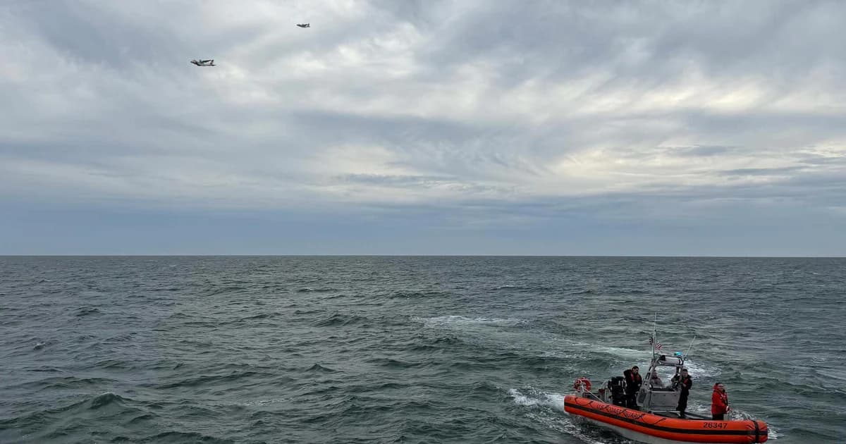 Una lancha de la Guardia Costera y dos aviones rastrean el mar frente a Nantucket