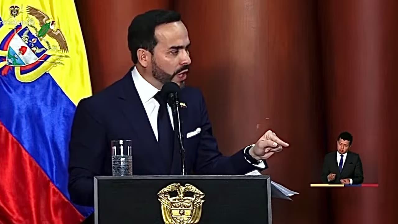 El presidente Abelardo de la Espriella habla desde un atril con el escudo de Colombia, junto a la bandera nacional y con un intérprete de lengua de señas al fondo