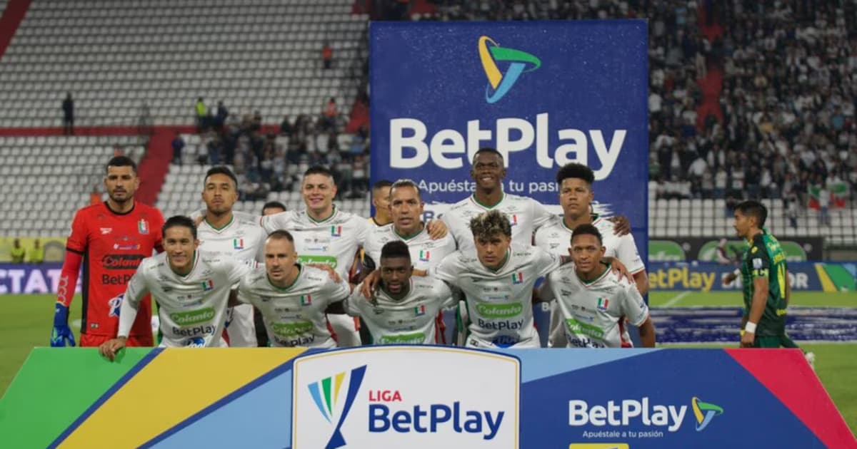 Los jugadores de Internacional de Bogotá posan antes de un partido de la Liga BetPlay