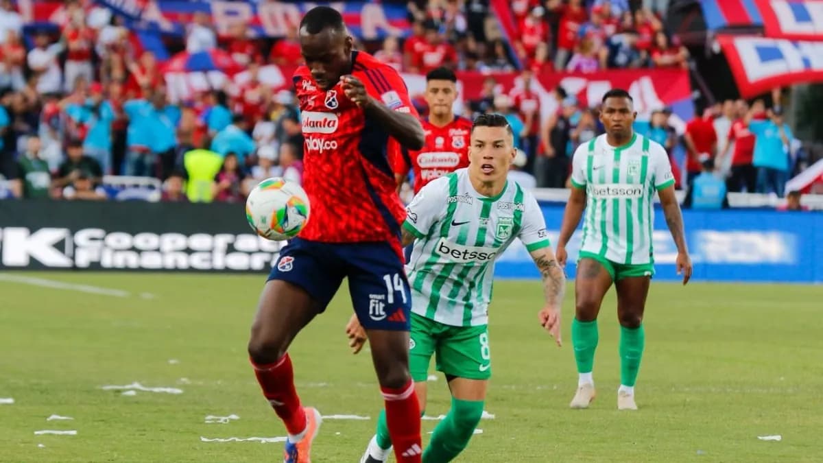 Jugadores de Independiente Medellín y Atlético Nacional disputan el balón en un clásico paisa