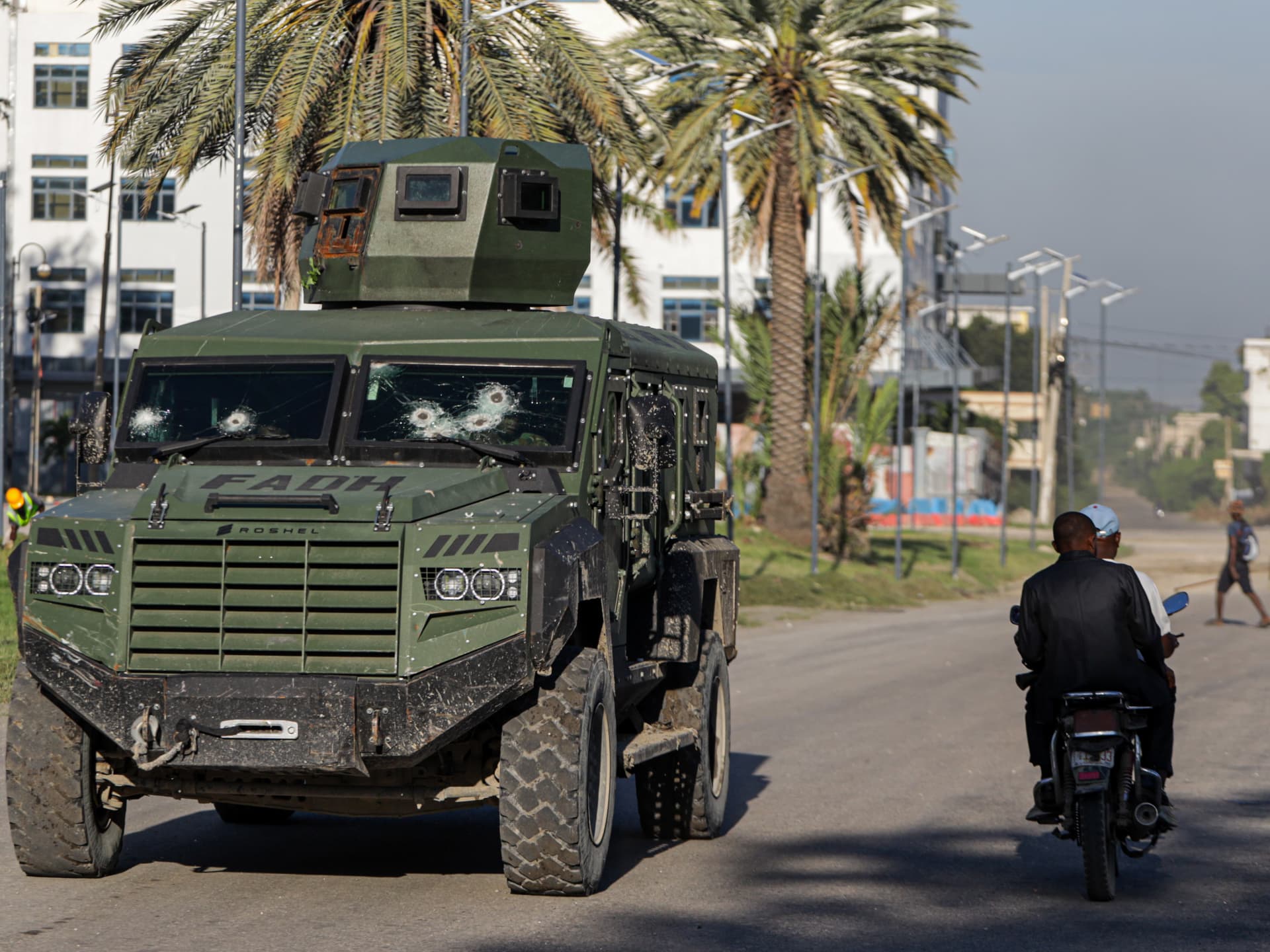 Un vehículo blindado de las Fuerzas Armadas de Haití, con impactos de bala en el parabrisas, patrulla una calle de Puerto Príncipe