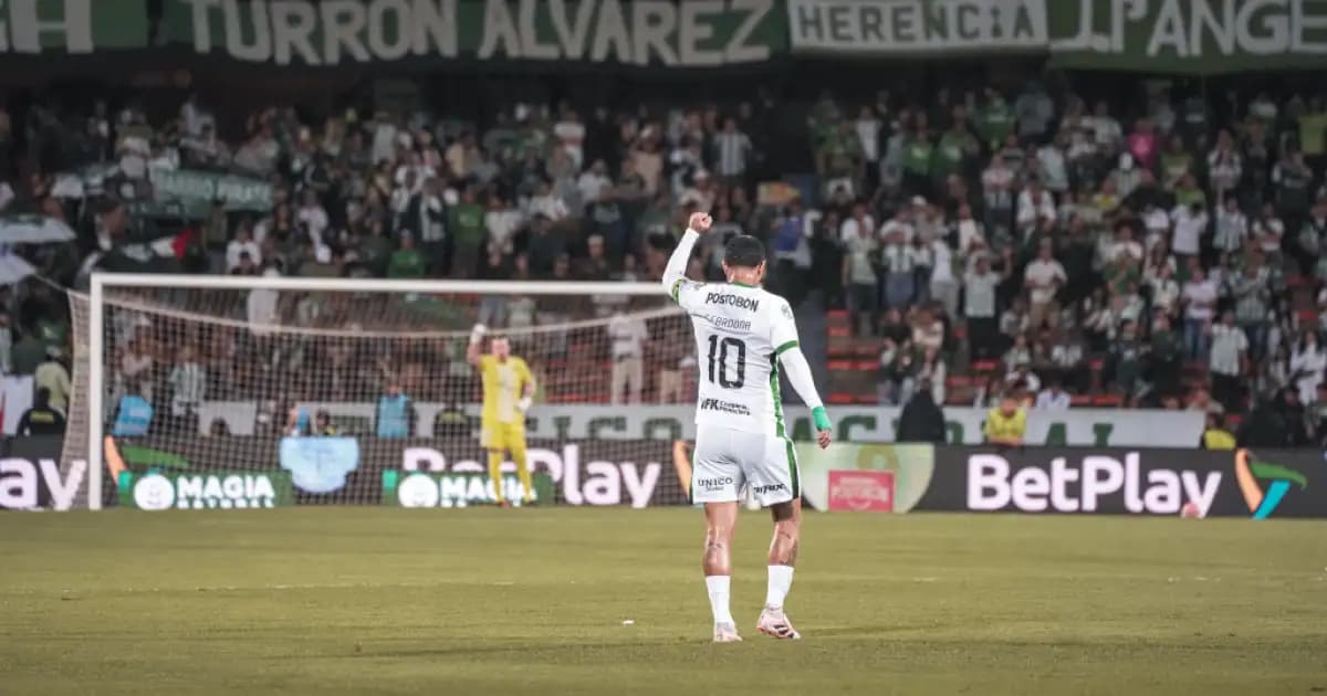 Edwin Cardona, de espaldas con el número 10, celebra con el puño en alto ante la tribuna del Atanasio Girardot