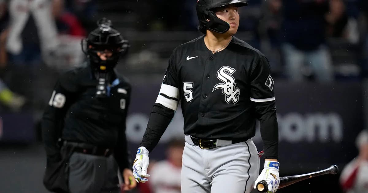 Un bateador de los White Sox se lamenta tras ser ponchado en el quinto juego ante los Guardianes en Cleveland