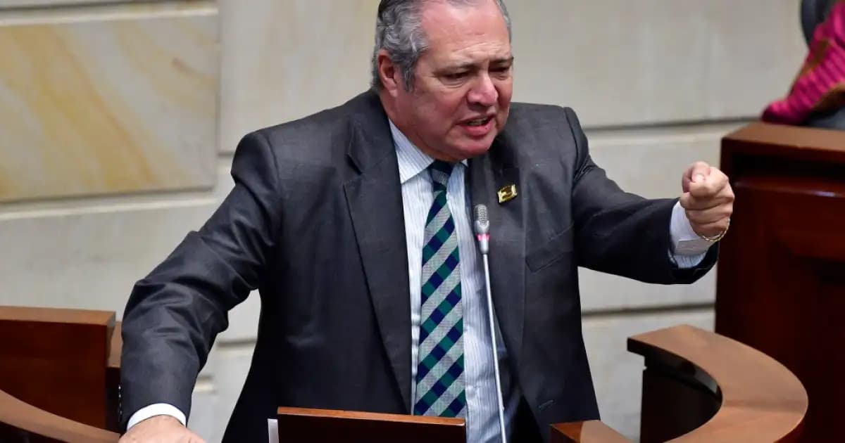 Iván Name interviene en la plenaria del Senado con el puño en alto