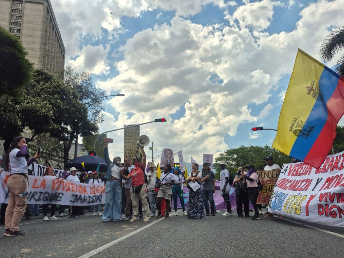 Manifestantes con pancartas por la vivienda digna en la concentración frente a La Alpujarra, en Medellín