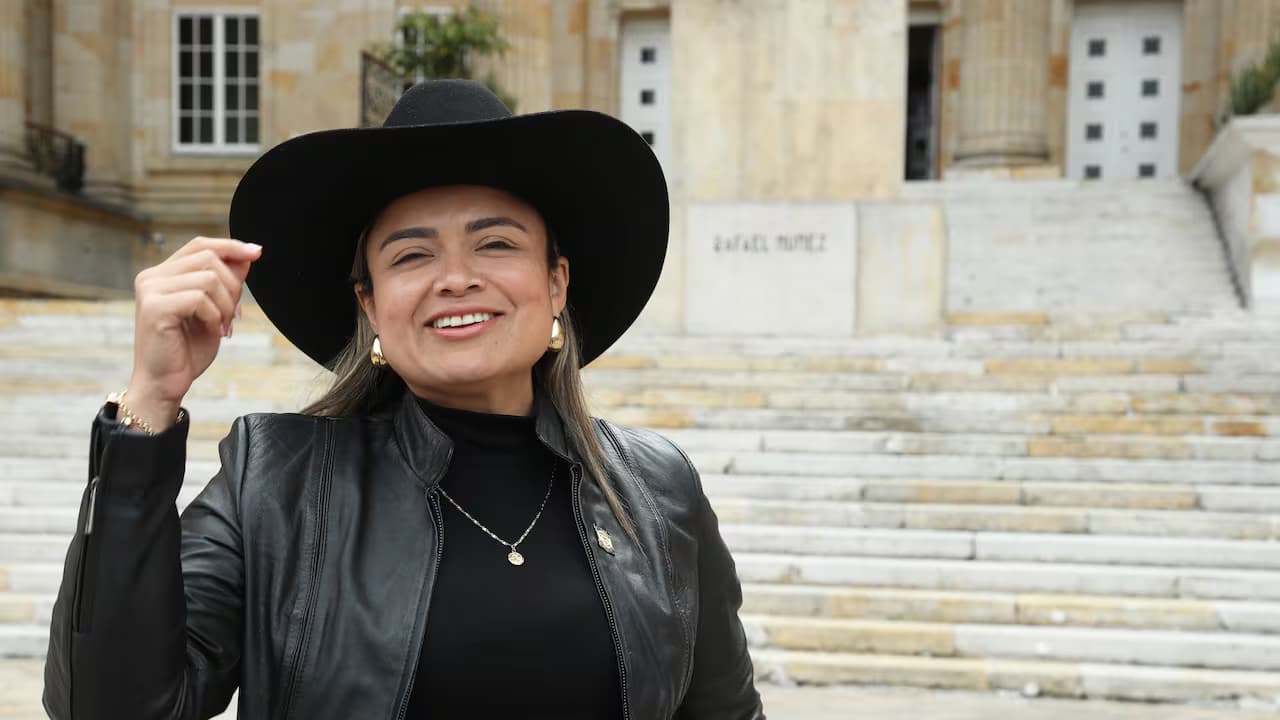 Lina Garrido, directora de la Agencia Nacional de Tierras, frente al Capitolio Nacional