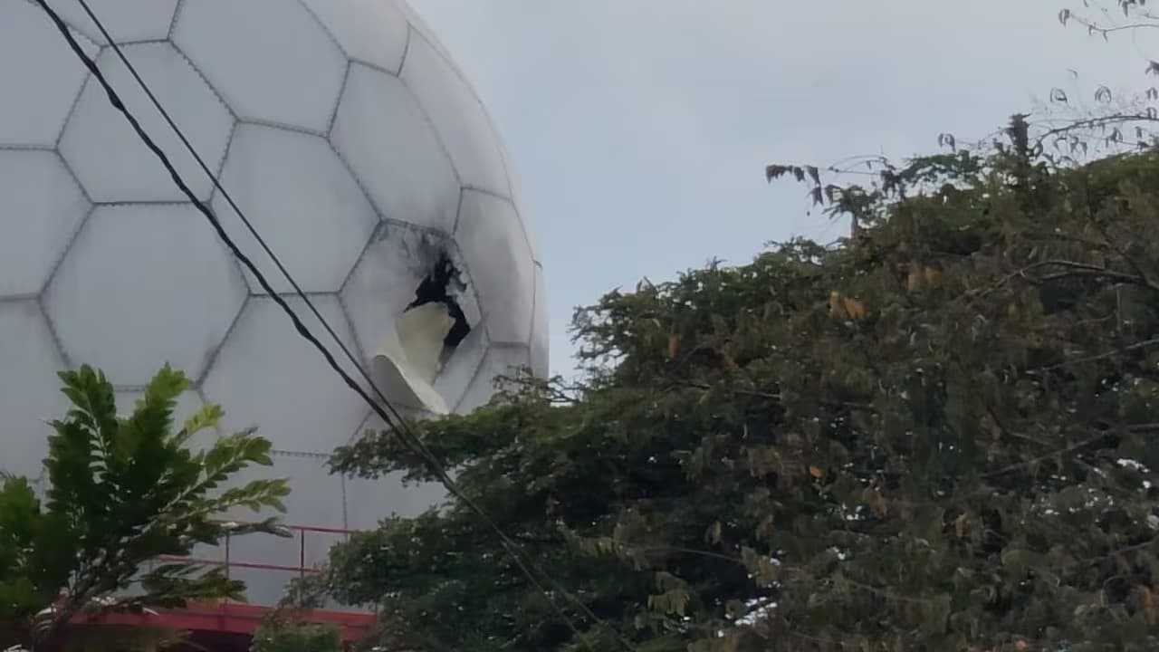 Domo del radar de la Aeronáutica Civil con daños tras el ataque en Candelaria