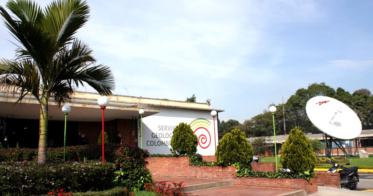 Sede del Servicio Geológico Colombiano, con la antena de seguimiento en el costado derecho