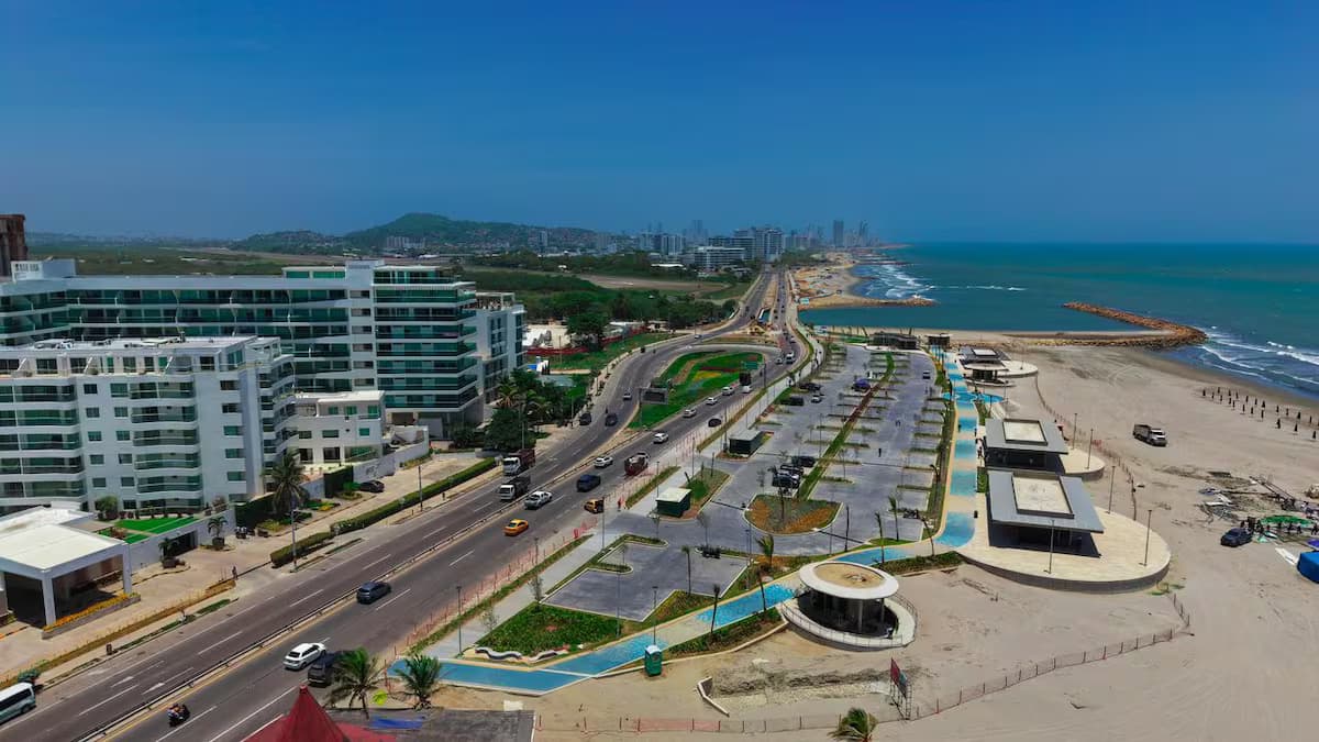 Vista aérea del primer tramo del Gran Malecón del Mar, frente a la playa en el norte de Cartagena