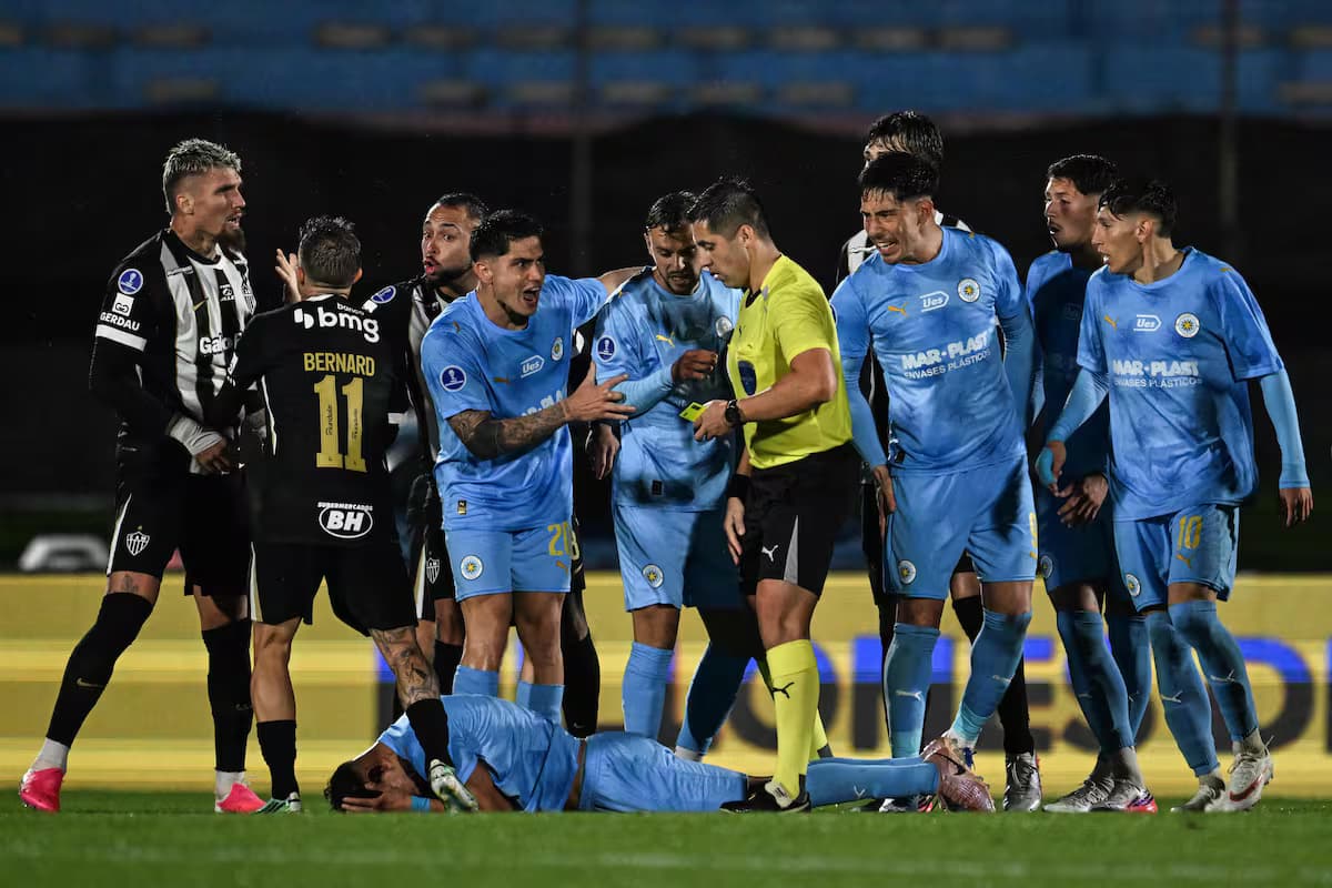 Jugadores de Montevideo City Torque y Atlético Mineiro discuten con el árbitro durante la semifinal de la Copa Sudamericana