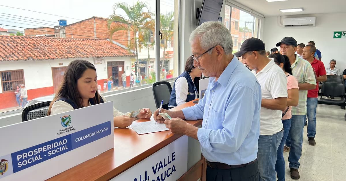Adultos mayores en un punto de atención de un programa social en Colombia