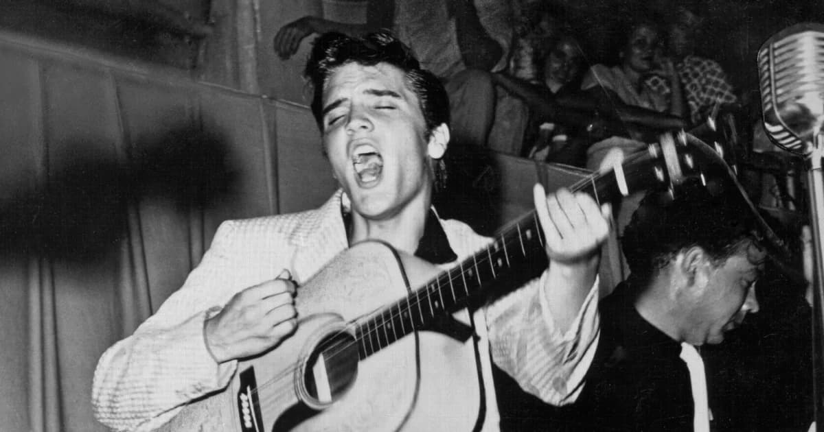 Elvis Presley canta y toca la guitarra durante una presentación en 1955