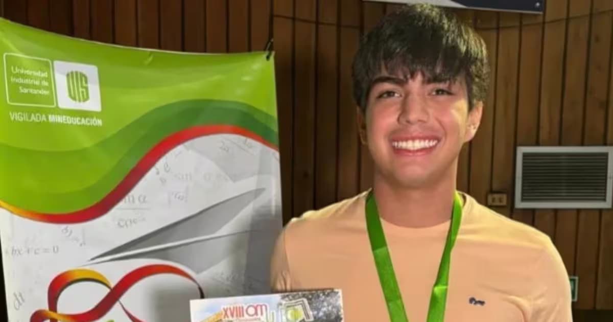 Matías Luengas, sonriente y con una medalla de la Olimpiada Matemática de la UIS