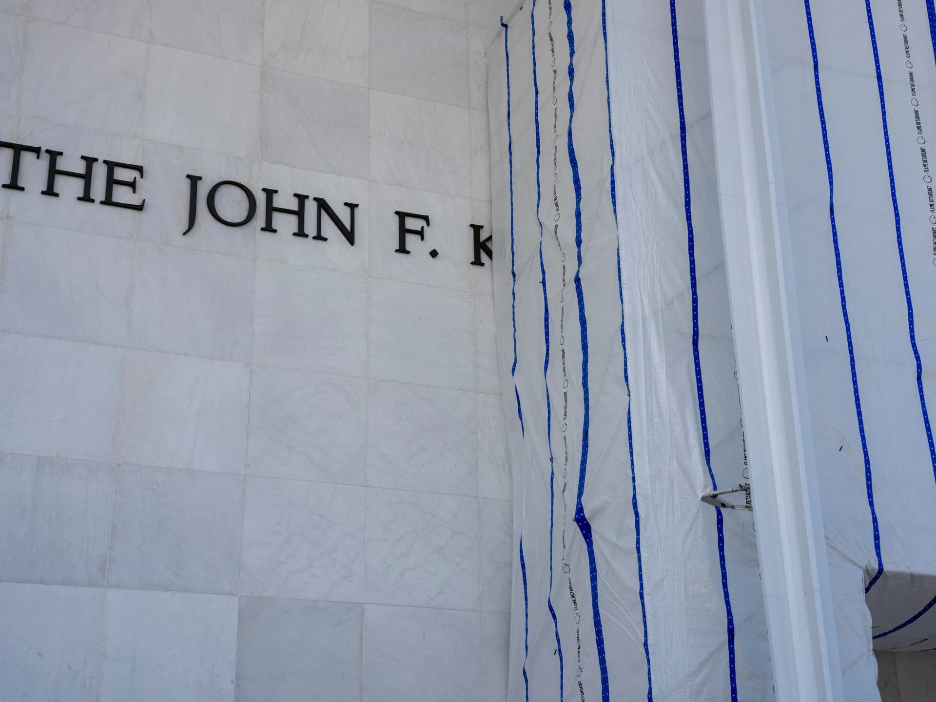 Una lona cubre parte del nombre del Centro John F. Kennedy en su fachada de mármol, en Washington