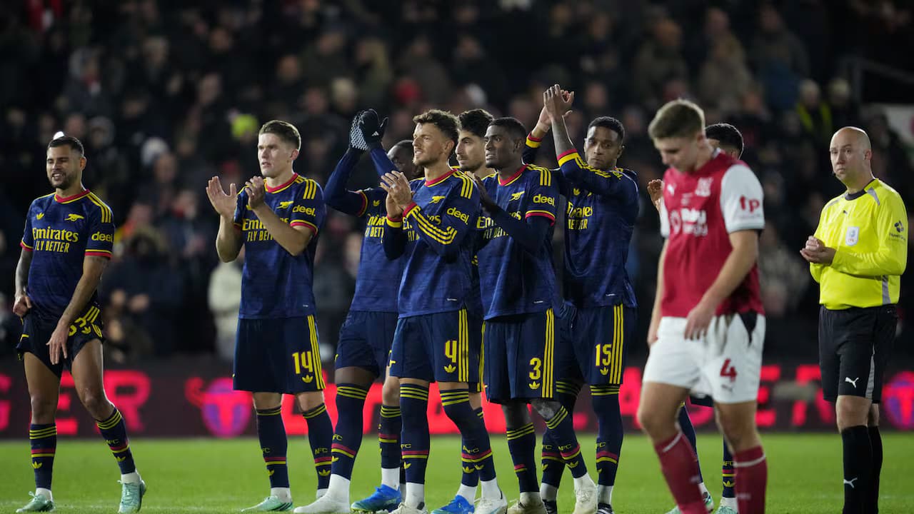 Jugadores del Arsenal durante la tanda de penales ante el Fleetwood Town