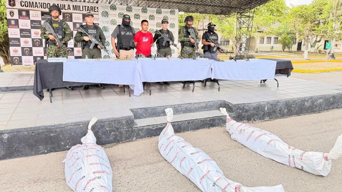 Uniformados del Gaula presentan al capturado y el material incautado; en primer plano, los tres cuerpos cubiertos