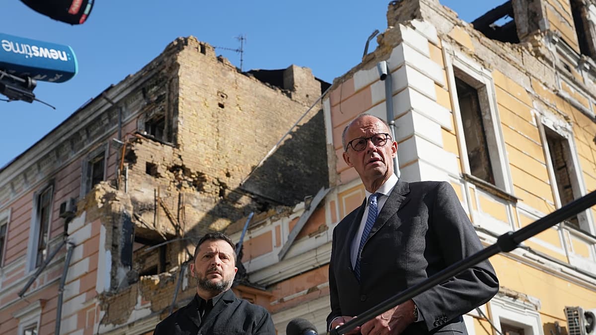 Friedrich Merz y Volodímir Zelenski frente a un edificio destruido por un ataque ruso en Kiev