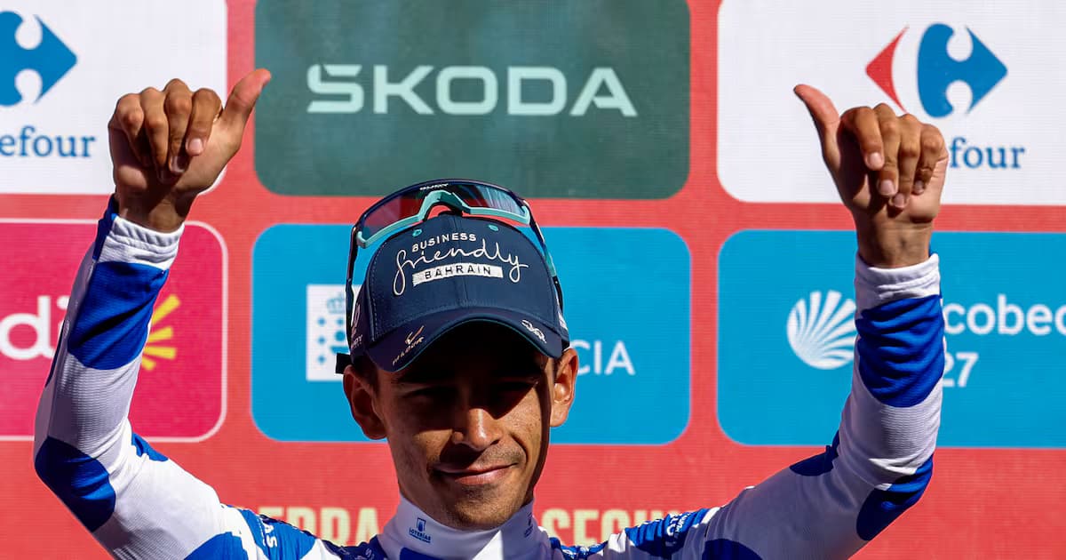 Santiago Buitrago levanta los pulgares en el podio con la camiseta de líder de la montaña