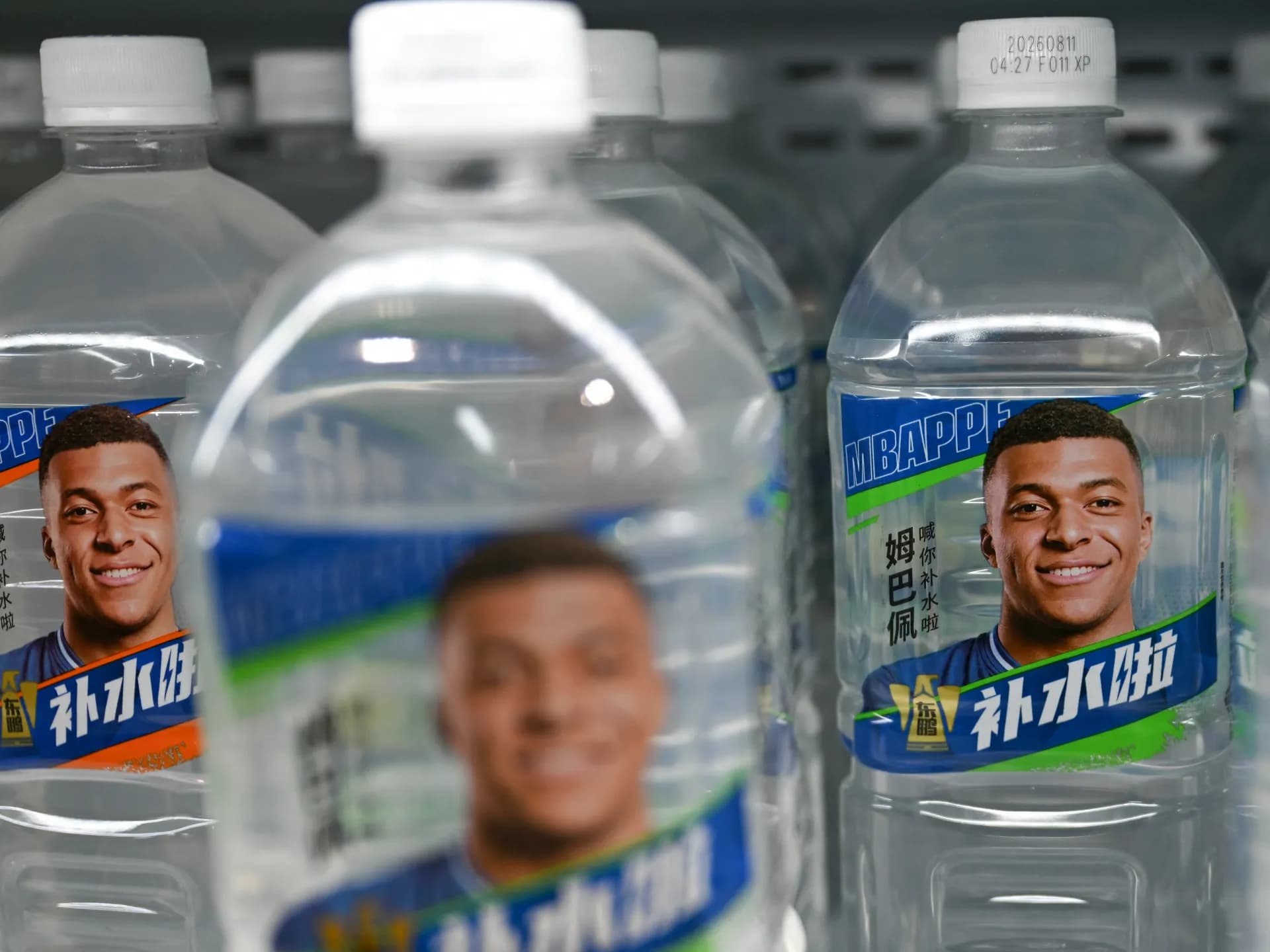 Botellas de una bebida con la imagen de Kylian Mbappé en un supermercado de China