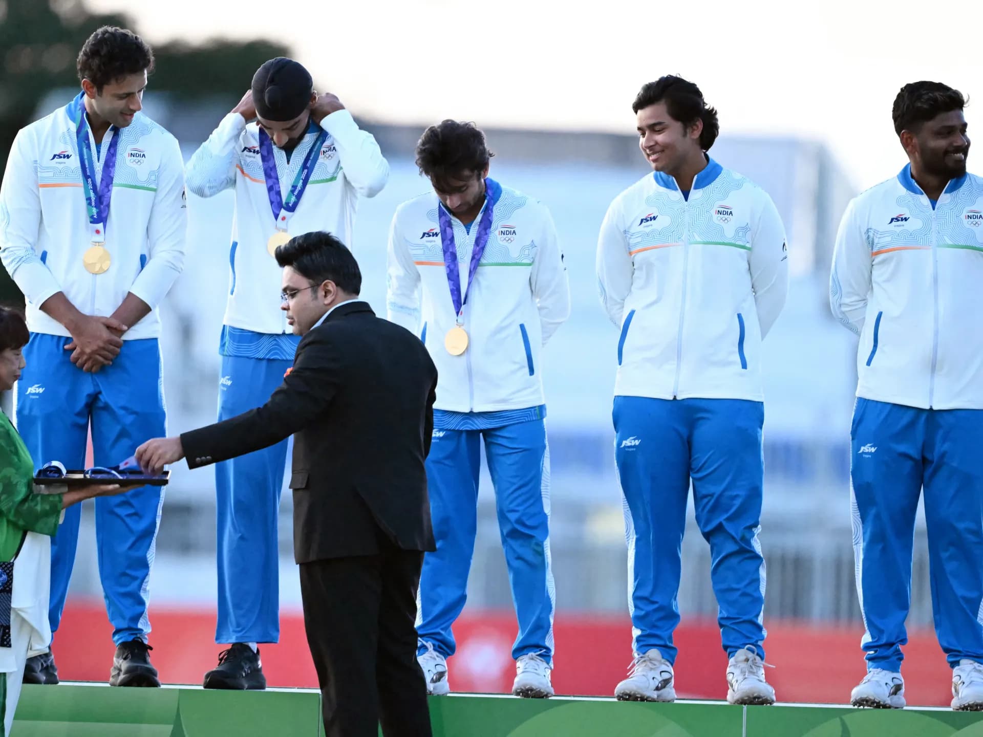 Jugadores de India reciben la medalla de oro en el podio del críquet de los Juegos Asiáticos en Nisshin, Japón