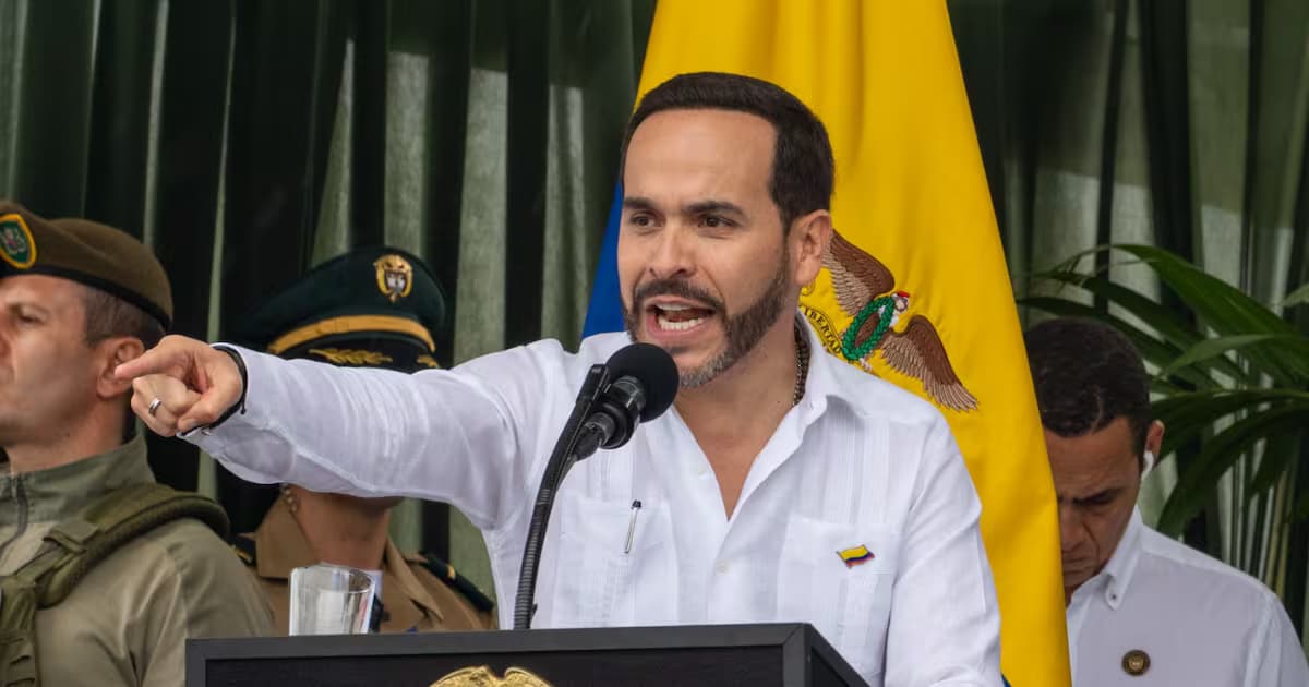 El presidente Abelardo de la Espriella habla desde un atril frente a la bandera de Colombia