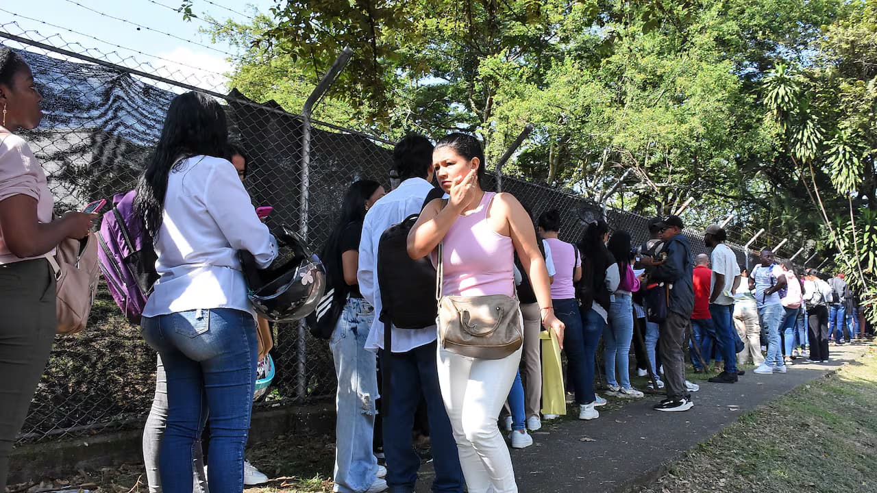 Fila de personas que buscan empleo