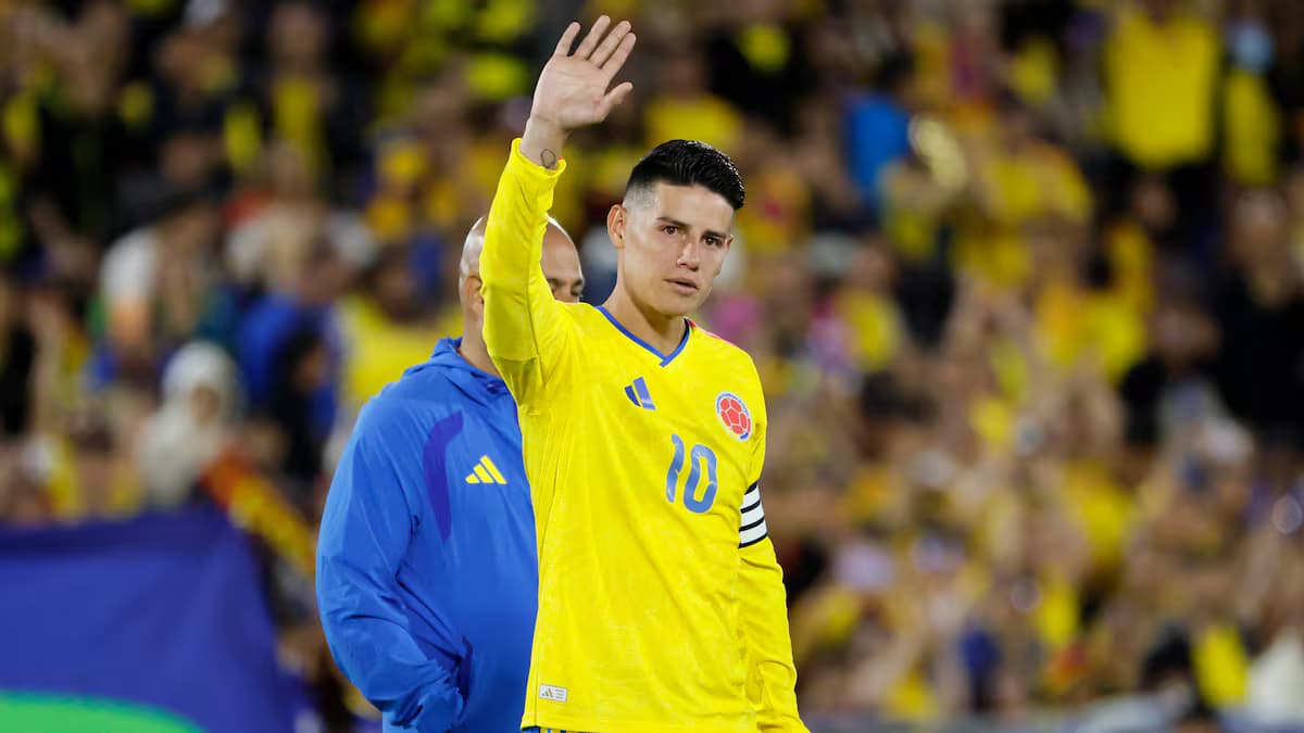 James Rodríguez saluda a la tribuna con la camiseta número 10 y la cinta de capitán de la Selección Colombia