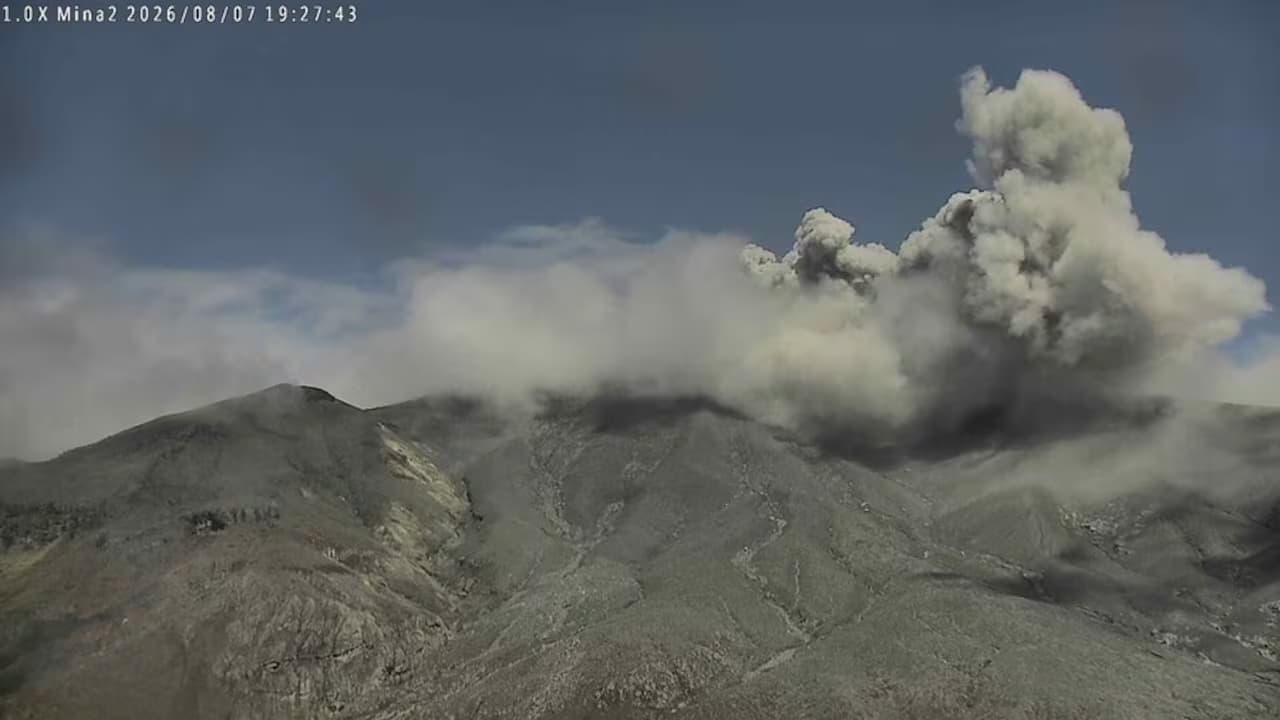 Columna de ceniza sobre el volcán Puracé captada por las cámaras de vigilancia