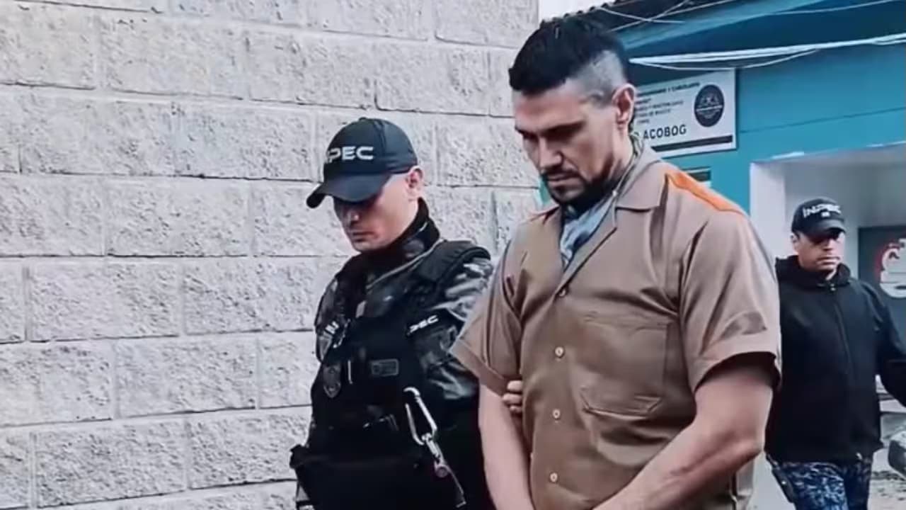 Juan Guillermo Monsalve, custodiado por guardianes del Inpec durante su traslado