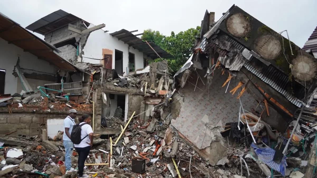 Viviendas derrumbadas por el terremoto del 10 de agosto