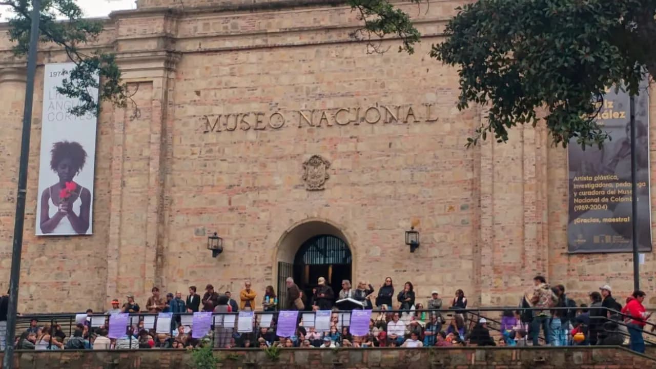 Plantón frente a la fachada del Museo Nacional de Colombia, en Bogotá, contra el retiro de obras