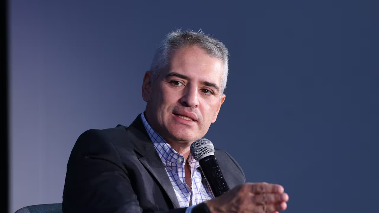 El gobernador de Antioquia, Andrés Julián Rendón, habla con un micrófono en la mano