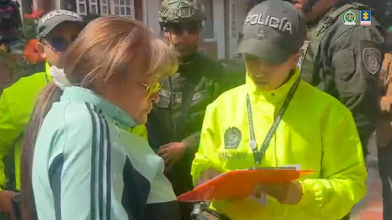 Agentes de la Policía notifican a la jueza Myriam Alcira Martínez durante su captura en Bogotá