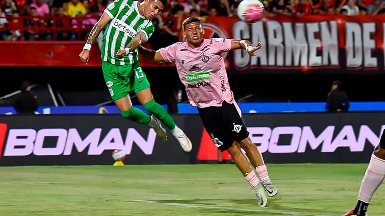 Un jugador de Atlético Nacional cabecea ante la marca de un futbolista de Cúcuta Deportivo en el estadio General Santander