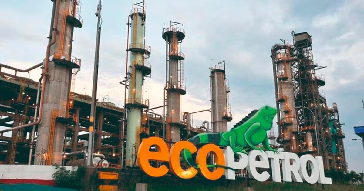 Instalaciones de una refinería de Ecopetrol con el logo de la empresa