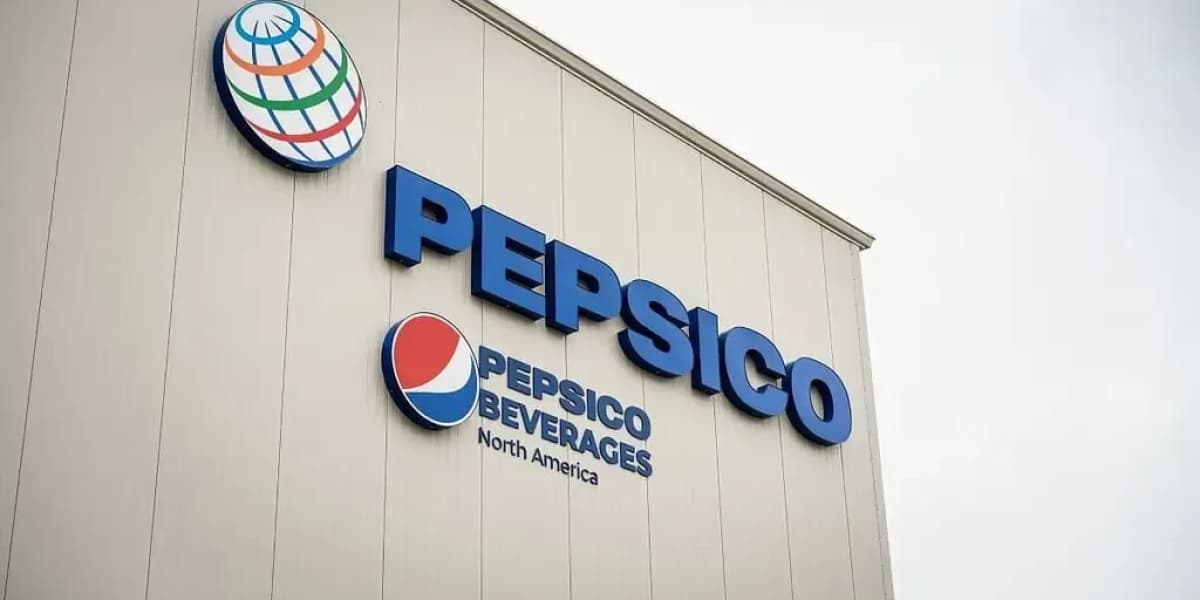 Fachada de un edificio de PepsiCo con el logotipo de la compañía