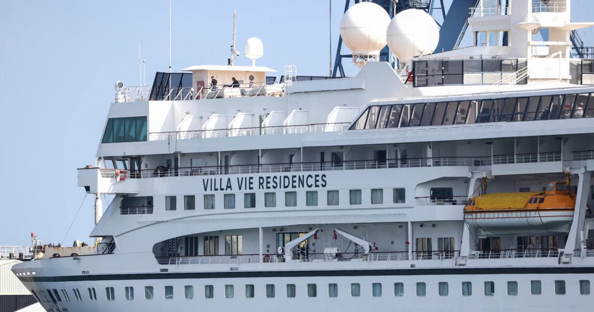 El crucero Odyssey, de Villa Vie Residences, atracado en el puerto de Belfast en 2024