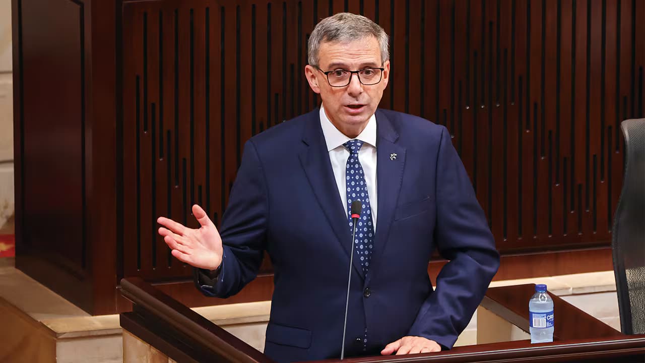 Un alto funcionario del Gobierno interviene desde el atril de la plenaria del Congreso