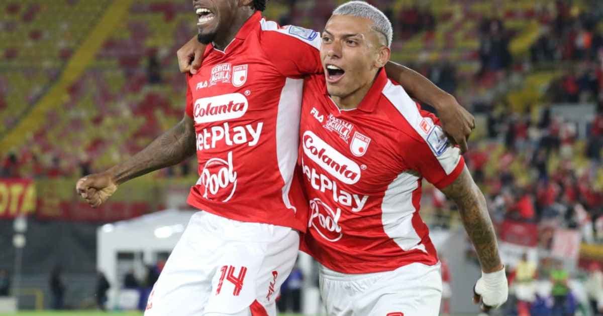 Jugadores de Santa Fe celebran un gol ante Bucaramanga en El Campín