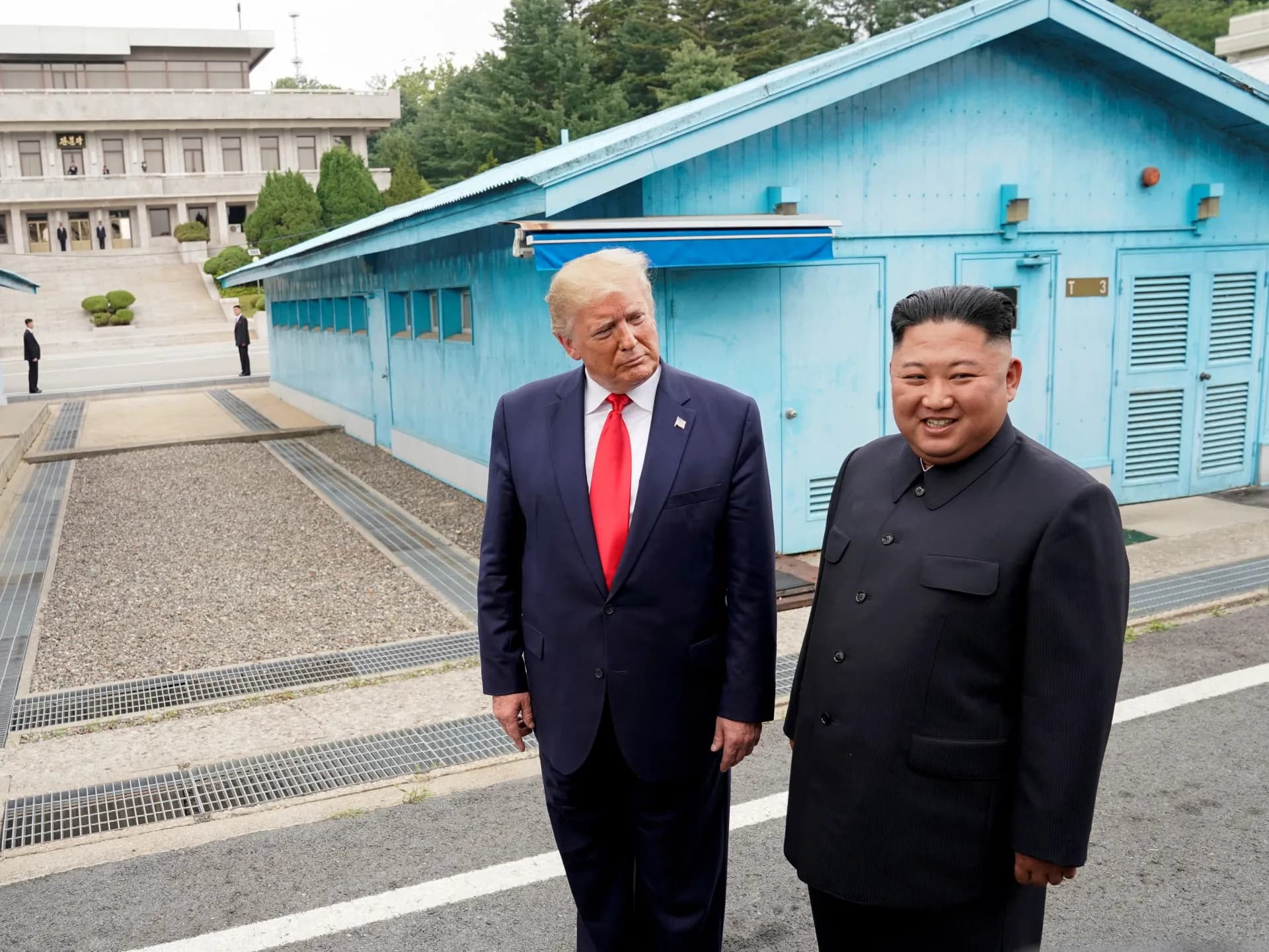 Donald Trump y Kim Jong Un en la zona desmilitarizada de Panmunjom, en 2019