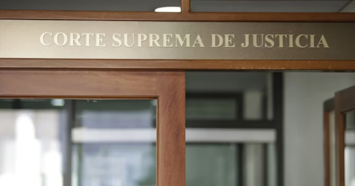 Letrero de la Corte Suprema de Justicia sobre una puerta de su sede en Bogotá