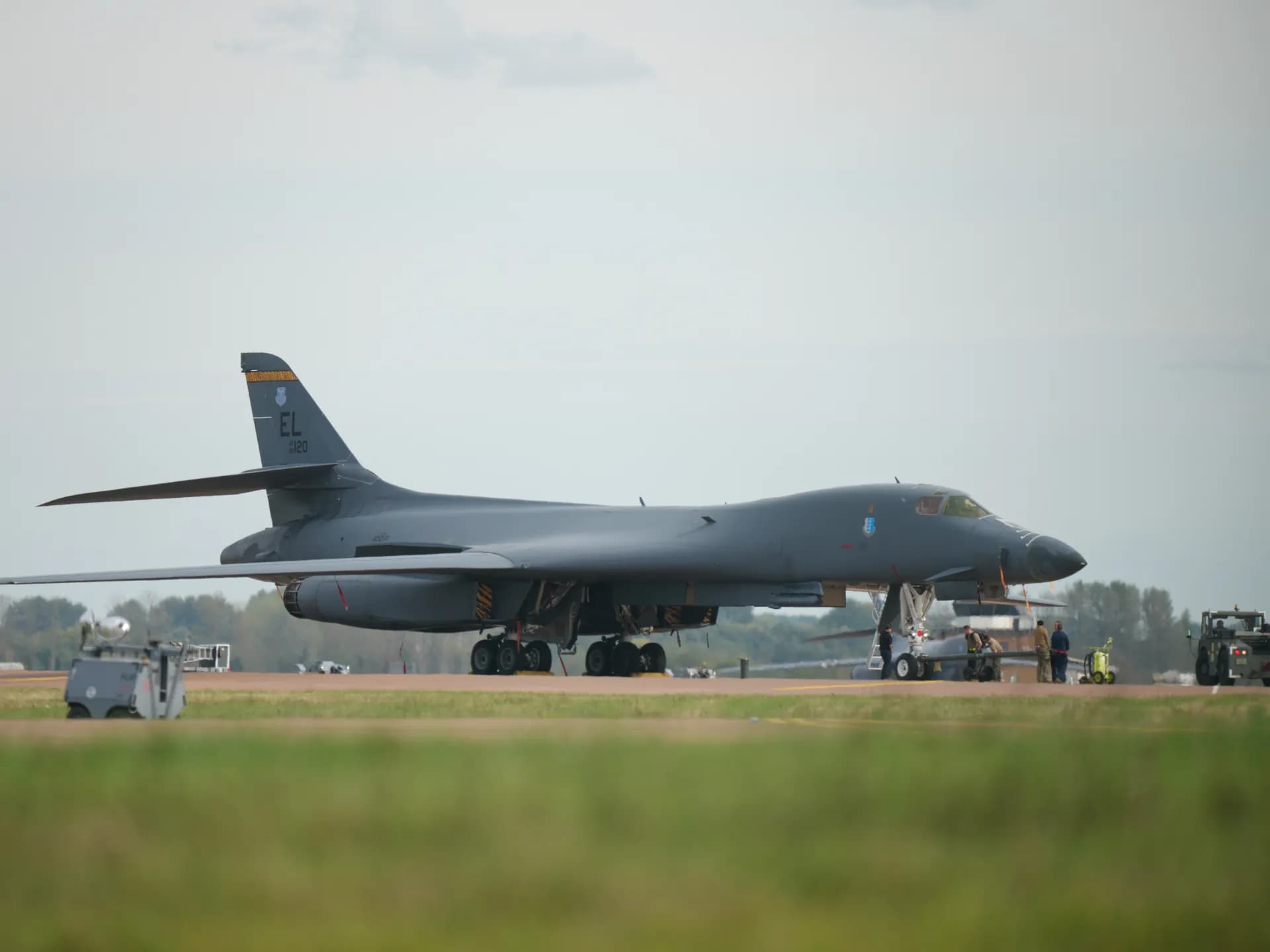 Un bombardero B-1 de la Fuerza Aérea de Estados Unidos estacionado en la pista de la base RAF Fairford, en Inglaterra