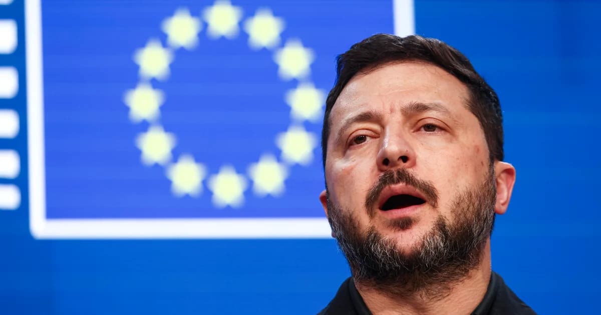 El presidente de Ucrania, Volodímir Zelenski, habla frente a una bandera de la Unión Europea