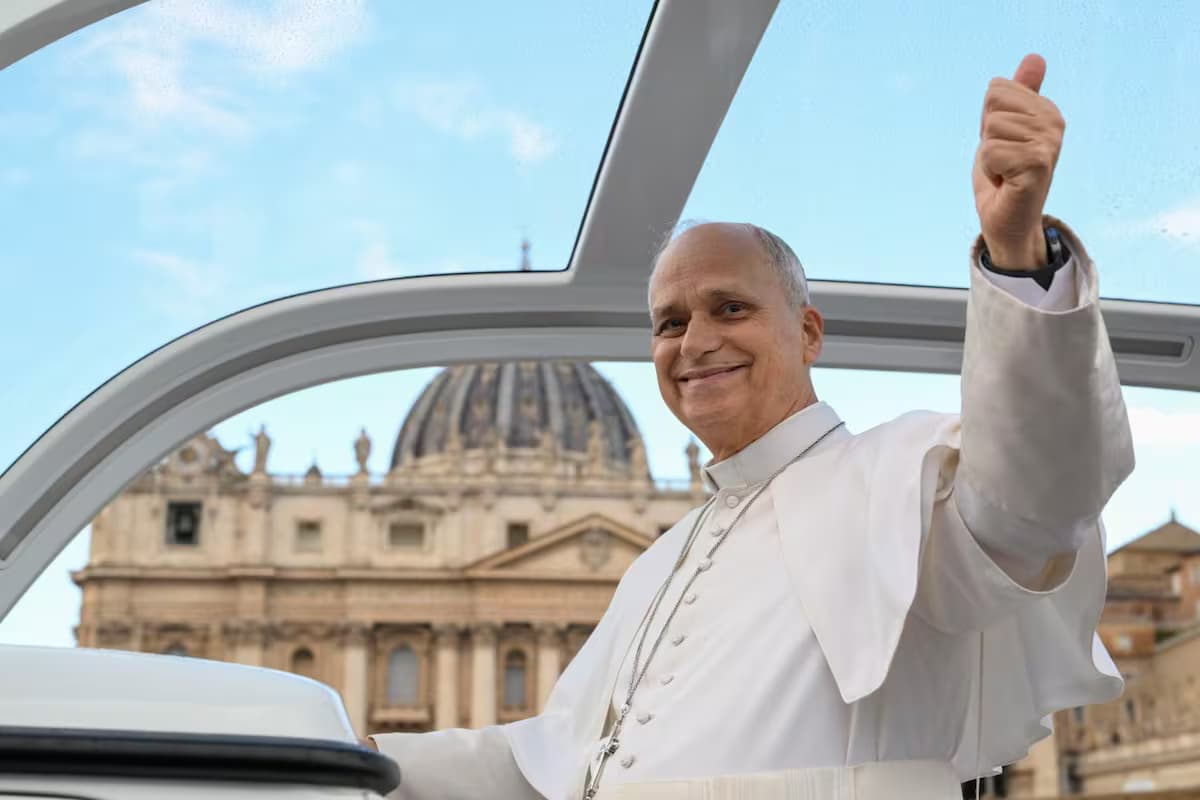 El papa León XIV saluda con el pulgar arriba desde el papamóvil frente a la basílica de San Pedro