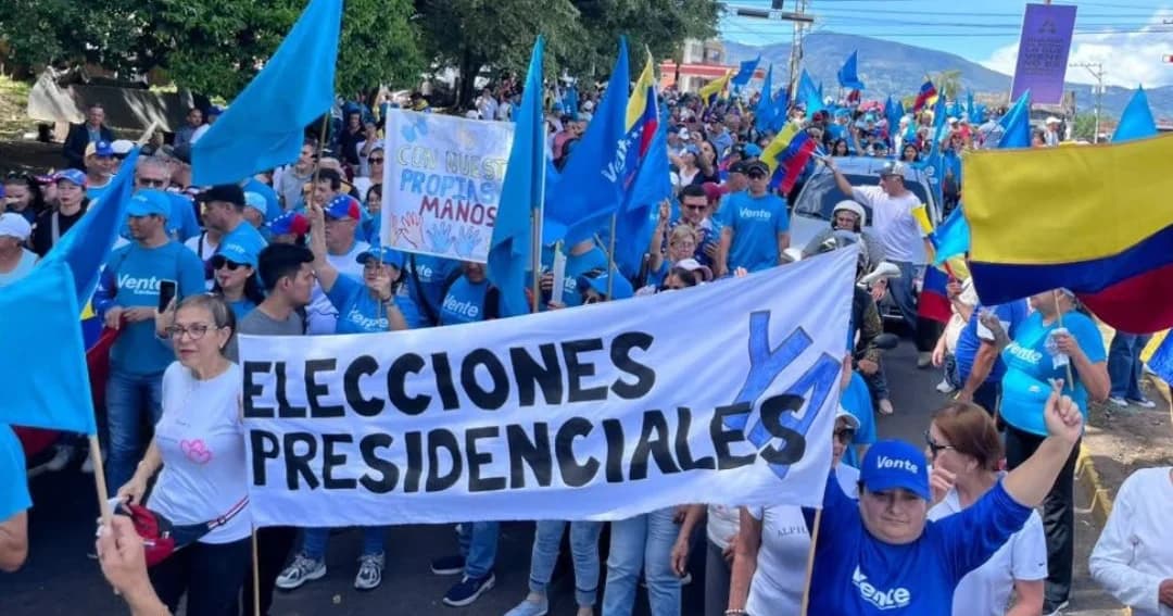 Simpatizantes de Vente Venezuela marchan con una pancarta que dice «Elecciones presidenciales ya»