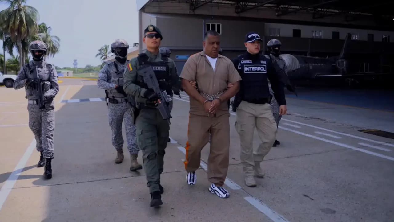 Alias Araña, escoltado por agentes, en la base aérea de Malambo