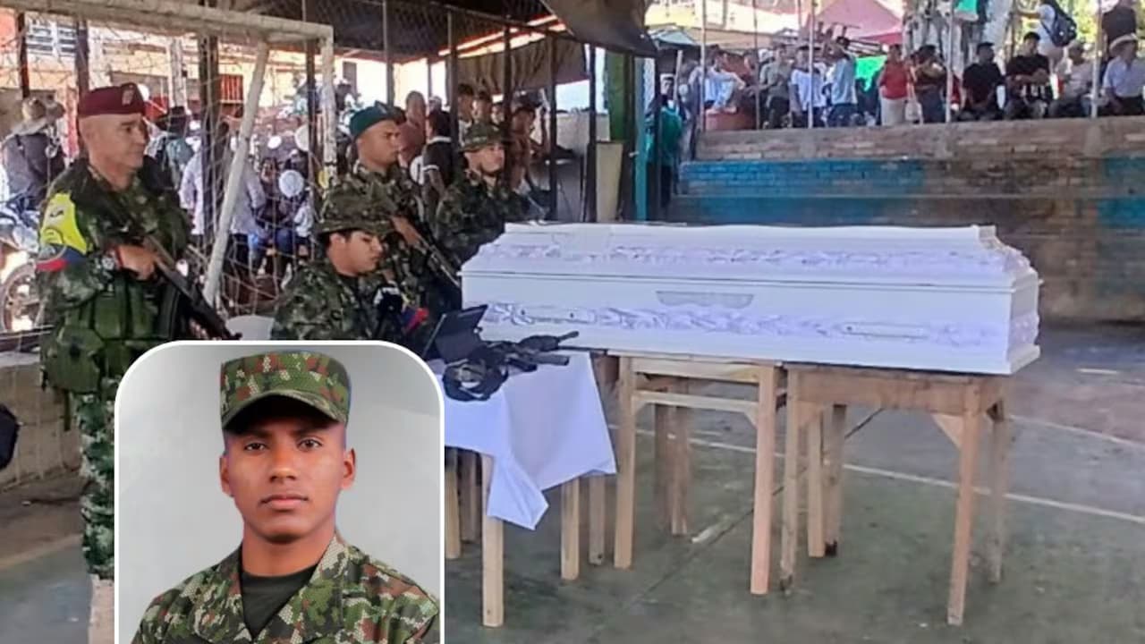 Soldados custodian el ataúd blanco del soldado Idel José Torres Herrera en un coliseo de El Tambo, Cauca; recuadro con su retrato