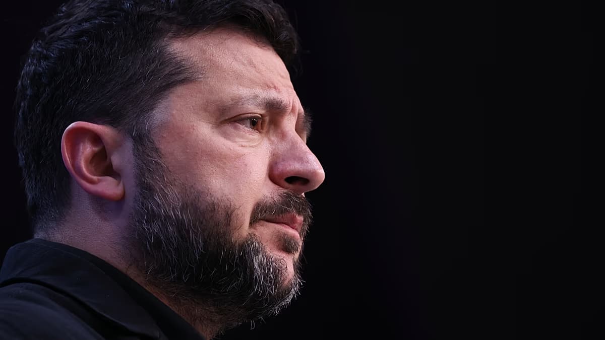 Primer plano de perfil del presidente de Ucrania, Volodímir Zelenski