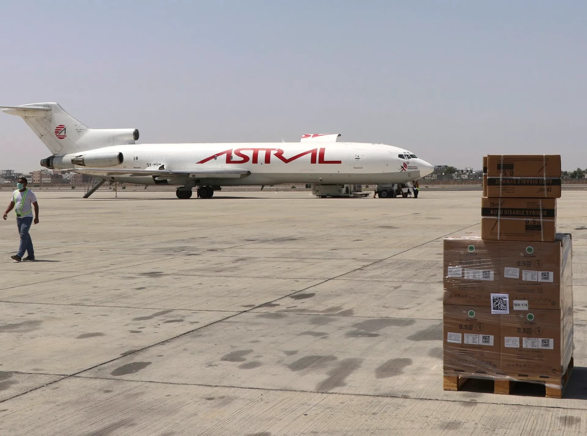 Un avión de carga en la plataforma del aeropuerto internacional de Adén, en Yemen, en una imagen de archivo